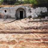 Ritorniamo in superficie e percorriamo a piedi circa 250 metri, fermandoci di fronte alla medievale chiesa rupestre di San Giorgio